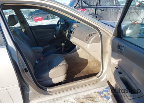 2004 Toyota Camry Le z USA, uszkodzony, nr VIN 4T1BE32K44U870452